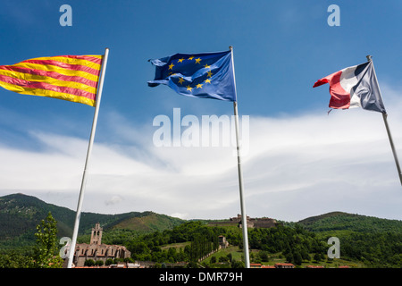 Le drapeau de l'Union européenne voler entre les drapeaux de la France et de Catalan à Prats de Mollo la Preste, France, Europe. Banque D'Images