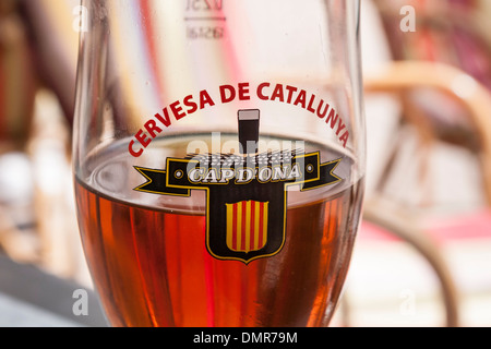Verre à moitié vide du Catalan de la bière. Banque D'Images