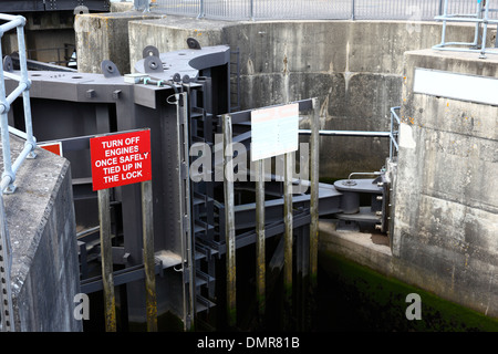 Inscrivez-vous sur Verrouiller la porte capitaines de bateau disant pour désactiver une fois les moteurs liés dans la serrure, la baie de Cardiff , Barrage Cardiff, Pays de Galles, Royaume-Uni Banque D'Images