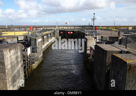 Avis de verrous avec portes ouvertes, Barrage de la baie de Cardiff , Pays de Galles, Royaume-Uni Banque D'Images