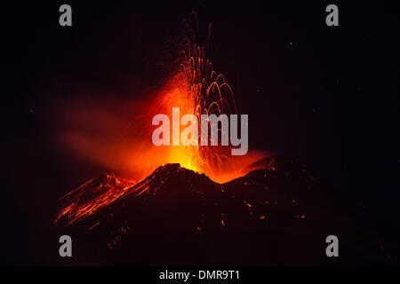 Sicile, Italie. 16 décembre 2013. Etna produit fontaine de lave et de cendres lors de la poursuite de l'éruption. Fissure éruptive à la base du cratère au sud-est. Credit : Wead/Alamy Live News Banque D'Images