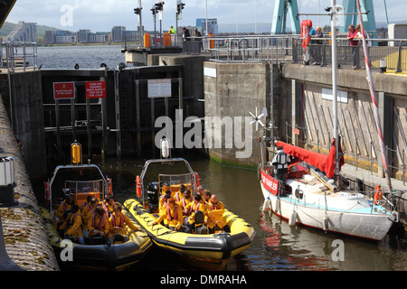 Bateaux dans la bloquer avec la baisse du niveau de l'eau pour les bateaux peuvent sortir en mer, la baie de Cardiff, Pays de Galles, Barrage , Royaume-Uni Banque D'Images