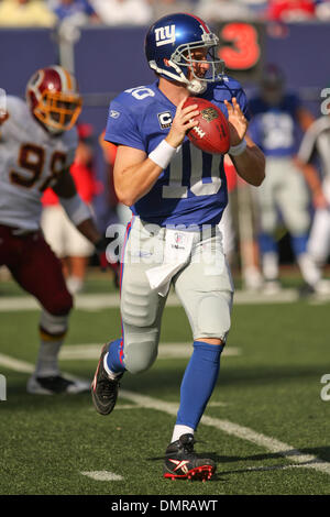 New York Giants quaterback # 10 Eli Manning. Les Giants de New York a défait les Redskins de Washington 23-17 au Giants Stadium à Rutherford, New Jersey. (Crédit Image : © Anthony Gruppuso/ZUMApress.com) Southcreek/mondial Banque D'Images