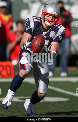 20 Septembre 2009 : New England Patriots # 11 Wide Receiver Julien Edelman reçoit le ballon. Les Jets de New York a battu les New England Patriots 16-9 au Giants Stadium à Rutherford, New Jersey. (Crédit Image : © Anthony Gruppuso/ZUMApress.com) Southcreek/mondial Banque D'Images
