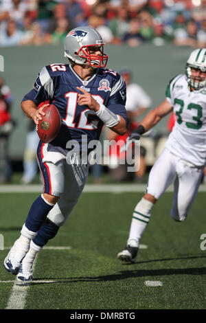 20 Septembre 2009 : New England Patriots # 12 Quarterback Tom Brady. Les Jets de New York a battu les New England Patriots 16-9 au Giants Stadium à Rutherford, New Jersey. (Crédit Image : © Anthony Gruppuso/ZUMApress.com) Southcreek/mondial Banque D'Images