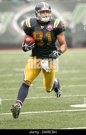 27 Septembre 2009 : New York Jets # 81 tight end Dustin Keller. Les New York Jets défait les Tennessee Titans 24-17 au Giants Stadium à Rutherford, New Jersey. En l'honneur de l'AFL Legacy le week-end New York Jets portaient leur New York Titans les uniformes et le Tennessee Titans portaient l'ancien uniforme des Oilers de Houston. (Crédit Image : © Anthony Gruppuso Southcreek/global/ZUMA Banque D'Images