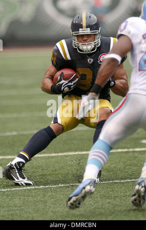 27 Septembre 2009 : New York Jets # 81 tight end Dustin Keller.Les New York Jets défait les Tennessee Titans 24-17 au Giants Stadium à Rutherford, New Jersey. En l'honneur de l'AFL Legacy le week-end New York Jets portaient leur New York Titans les uniformes et le Tennessee Titans portaient l'ancien uniforme des Oilers de Houston. (Crédit Image : © Anthony Gruppuso Southcreek/global/ZUMA Banque D'Images