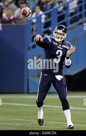 Le quart-arrière des Argonauts de Toronto, Cody Pickett lance une passe contre les Alouettes de Montréal au Centre Rogers à Toronto, ON. Les Alouettes ont battu les Argonauts 27-8. (Crédit Image : © Anson Hung/global/ZUMApress.com) Southcreek Banque D'Images