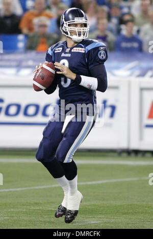 Le quart-arrière des Argonauts de Toronto, Cody Pickett se jette contre les Alouettes de Montréal au Centre Rogers à Toronto, ON. Les Alouettes ont battu les Argonauts 27-8. (Crédit Image : © Anson Hung/global/ZUMApress.com) Southcreek Banque D'Images