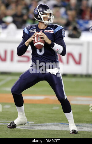 Le quart-arrière des Argonauts de Toronto, Cody Pickett se jette contre les Alouettes de Montréal au Centre Rogers à Toronto, ON. Les Alouettes ont battu les Argonauts 27-8. (Crédit Image : © Anson Hung/global/ZUMApress.com) Southcreek Banque D'Images