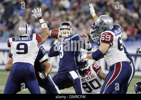 Le quart-arrière des Argonauts de Toronto, Cody Pickett se jette contre les Alouettes de Montréal au cours de la 2ème quart au Centre Rogers à Toronto, ON. Les Alouettes ont battu les Argonauts 27-8. (Crédit Image : © Anson Hung/global/ZUMApress.com) Southcreek Banque D'Images