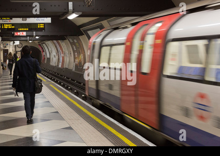 Personne marchant sur la plate-forme sur une station de métro de Londres. Banque D'Images