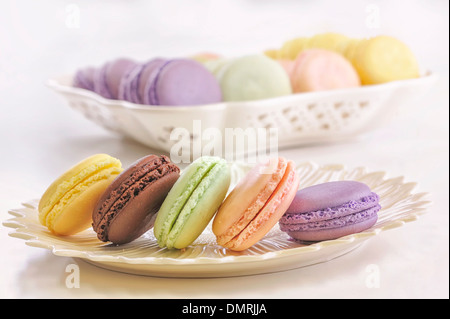 Un assortiment de cassis, citron, framboise, pistache et chocolat macarons aromatisés Banque D'Images