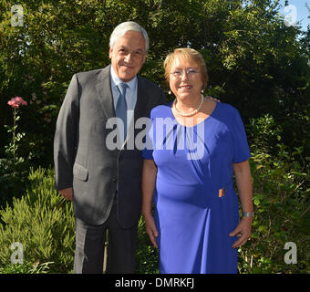 Santiago, Chili. 14Th Dec 2013. Image fournie par la Présidence du Chili montre le président chilien Sebastian Pinera (L) et le président élu Michelle Bachelet posent pour une photo à Santiago, capitale du Chili, le 16 décembre 2013. La présidence de crédit : Chili/Xinhua/Alamy Live News Banque D'Images