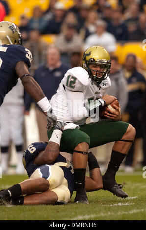 South Florida Bulls backup quarterback Evan Landi (12) est saccagée par les Panthers de Pittsburgh linebacker Steve Dell (6) dans un match au stade Heinz Field de Pittsburgh, PA. Pittsburgh a gagné le match 41-14. (Crédit Image : © Mark Konezny/ZUMApress.com) Southcreek/mondial Banque D'Images