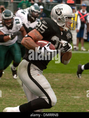 Oct 18, 2009 - Oakland, Californie, États-Unis - Oakland Raiders vs Philadelphia Eagles à Oakland-Alameda County Coliseum Dimanche, Octobre 18, 2009, Oakland Raiders running back Justin Fargas # 25 faire de grande course. (Crédit Image : © Al/ZUMApress.com) Golub Banque D'Images