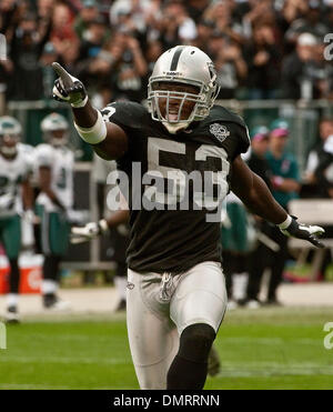 Oct 18, 2009 - Oakland, Californie, États-Unis - Oakland Raiders vs Philadelphia Eagles à Oakland-Alameda County Coliseum Dimanche, Octobre 18, 2009, Oakland Raiders de secondeur Thomas Howard # 53 célèbre sac. (Crédit Image : © Al/ZUMApress.com) Golub Banque D'Images