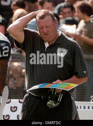 Oct 25, 2009 - Oakland, Californie, États-Unis - Oakland Raiders vs New York Jets au Oakland-Alameda County Coliseum, dimanche 25 octobre 2009, l'entraîneur-chef Tom Raider câble est avoir ses problèmes. (Crédit Image : © Al/ZUMApress.com) Golub Banque D'Images