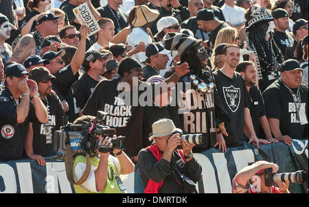 Oct 25, 2009 - Oakland, Californie, États-Unis - Oakland Raiders vs New York Jets à Oakland-Alameda County Coliseum Dimanche, Octobre 25, 2009, Raider Rob et le Trou Noir partager leur opinion. (Crédit Image : © Al/ZUMApress.com) Golub Banque D'Images