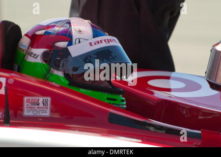 Le pilote écossais Dario Franchitti (10) dans la voiture à l'IndyCar Series Camping World Grand Prix au Glen, à Watkins Glen, New York. (Crédit Image : © Mark Konezny/ZUMApress.com) Southcreek/mondial Banque D'Images