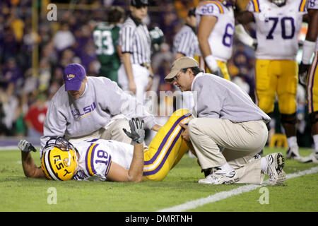 LSU tight end Richard Dixon (18) est blessé au cours du jeu entre la Tulane Green Wave et les Tigres de LSU au Tiger Stadium de Baton Rouge, LA. LSU a défait la Vague verte 42 -0 le soir de l'Halloween. (Crédit Image : © Matt Lange/ZUMApress.com) Southcreek/mondial Banque D'Images