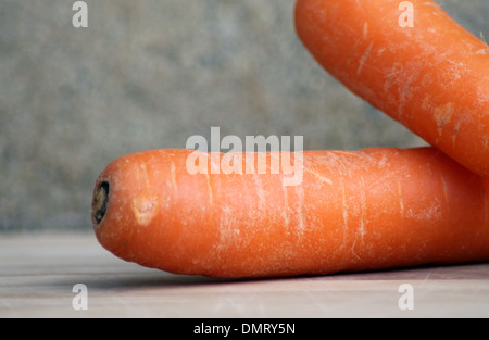 Libre de carottes mûres sur fond de studio. Banque D'Images