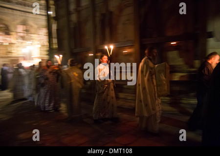Les prêtres chrétiens orthodoxes effectuant une liturgie nocturne autour de l'édicule, à l'intérieur de l'église du Saint-Sépulcre. Banque D'Images