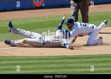 Action de jeu entre les Cubs de Chicago et Les Dodgers de Los Angeles au Dodger Stadium. Le Dodger de troisième but Casey Blake tags out Aramis Ramirez Ramirez après avoir tenté de prendre un supplément de base. (Crédit Image : © Tony Leon/ZUMApress.com) Southcreek/mondial Banque D'Images