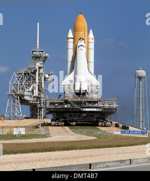 La navette spatiale Atlantis (STS-129) sur une lente trek arrive de lancement 39A au Centre spatial Kennedy. La NASA a prévu le lancement pour le 12 novembre, 2009. (Crédit Image : © Don Montague/ZUMApress.com) Southcreek/mondial Banque D'Images