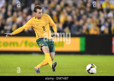 MELBOURNE, AUSTRALIE - Le 14 octobre : Luke Wilkshire à partir de l'Australie passe le ballon dans un match de la coupe d'Asie des nations 2011 entre l'Australie et Oman à l'Etihad Stadium le 14 octobre 2009 à Melbourne, Australie. (Crédit Image : © basse Sydney/global/ZUMApress.com) Southcreek Banque D'Images