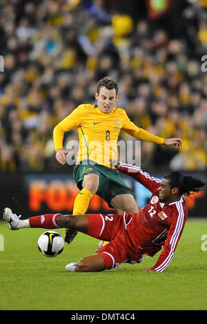 MELBOURNE, AUSTRALIE - Le 14 octobre : Luke Wilkshire à partir de l'Australie est abordé par Ahmed Moubarak d'Oman dans une coupe d'Asie de l'AFC 2011 match entre l'Australie et Oman à l'Etihad Stadium le 14 octobre 2009 à Melbourne, Australie. (Crédit Image : © basse Sydney/global/ZUMApress.com) Southcreek Banque D'Images