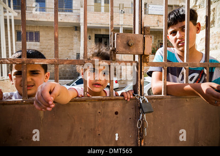 Les enfants dans les territoires palestiniens Israéliens derrière la barrière de Cisjordanie Banque D'Images