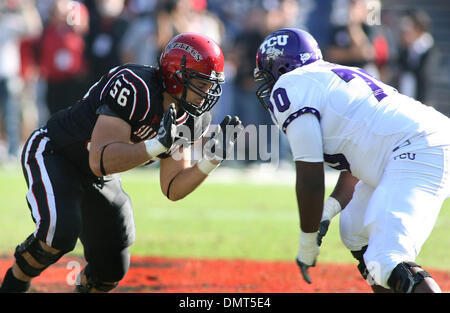 San Diego State Aztec Jonathan Soto tente d'obtenir par Marshall Newhouse au cours du deuxième trimestre contre TCU à Qualcomm Stadium de San Diego CA. TCU défait 55-12 SDSU. (Crédit Image : © Nick Morris/ZUMApress.com) Southcreek/mondial Banque D'Images