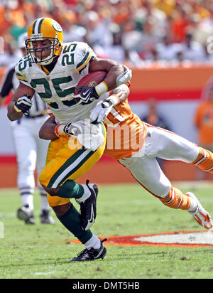 Green Bay Packers RB Ryan Grant (25) est attemts de briser un plaquage de Tampa Bay Buccaneers Ronde évoluait de coiffure (20) chez Raymond James Stadium de Tampa, FL. Les Buccaneers gagné 38-28. (Crédit Image : © Don Montague/ZUMApress.com) Southcreek/mondial Banque D'Images