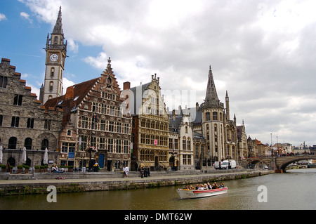 Un bateau passe par la cité médiévale maisons de guilde de Graslei quay, vu de l'autre côté de l'eau. Gand, Belgique Banque D'Images