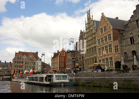 Tourboats amarré à côté de l'architecture médiévale de Gand, Belgique Banque D'Images