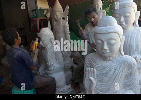 En ponçage jusqu'aux formes bouddhistes sculptées, Amarapura. cité déserte, Mandalay, Myanmar (Birmanie). Banque D'Images