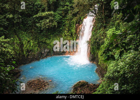 Cascade sur le Rio Celeste dans le parc national Volcan Tenorio, Costa Rica. Banque D'Images