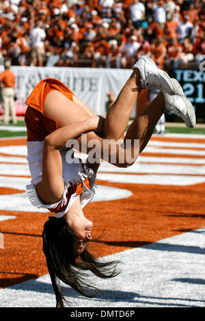 07 Novembre 09 : Texas cheerleader Taylor Garland retourne ses Longhorns après une deuxième moitié score. (Crédit Image : © Joe Nicola/global/ZUMApress.com) Southcreek Banque D'Images