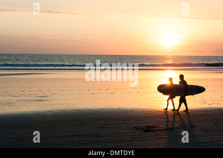 Silouette surfeur sur la plage de Santa Teresa, Costa Rica au coucher du soleil Banque D'Images