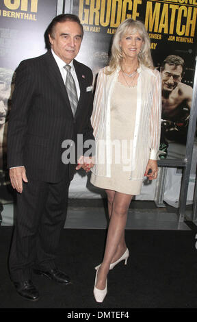 New York, New York, USA. 14Th Dec 2013. Acteur TONY LO BIANCO et son épouse Elizabeth LO BIANCO assister à la première mondiale de "grudge match" tenu à la Ziegfeld Theatre. Credit : Nancy Kaszerman ZUMAPRESS.com/Alamy/Live News Banque D'Images