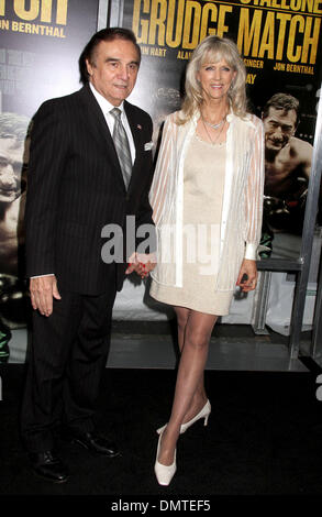 New York, New York, USA. 14Th Dec 2013. Acteur TONY LO BIANCO et son épouse Elizabeth LO BIANCO assister à la première mondiale de "grudge match" tenu à la Ziegfeld Theatre. Credit : Nancy Kaszerman ZUMAPRESS.com/Alamy/Live News Banque D'Images