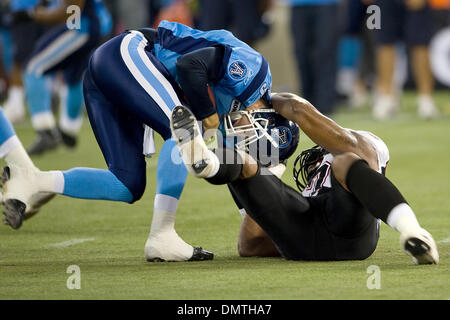 La défensive des Stampeders de Calgary s'attaquer à Tom Johnson # 77 sacs du quart des Argonauts de Toronto, Cody Pickett # 3 au 1er semestre l'action au Centre Rogers de Toronto, lors d'un match de saison régulière de la LCF entre les Stampeders de Calgary et Toronto Argonauts...*****pour un usage éditorial uniquement* (crédit Image : © Nick Turchiaro/ZUMApress.com) Southcreek/mondial Banque D'Images