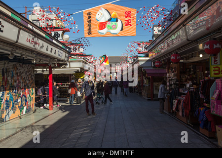 La rue Nakamise à Asakusa Tokyo est l'un des plus anciens centres commerciaux au Japon. Banque D'Images
