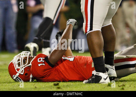 La Géorgie arrière défensif Baccari Rambo (18) se pose sur le sol après avoir subi une grave commotion cérébrale lors du match contre Auburn de stade Sanford à l'université de Georgia à Athens, Géorgie, le samedi 14 novembre, 2009. La Géorgie a gagné 31-24. (Crédit Image : © Daniel Shirey/ZUMApress.com) Southcreek/mondial Banque D'Images