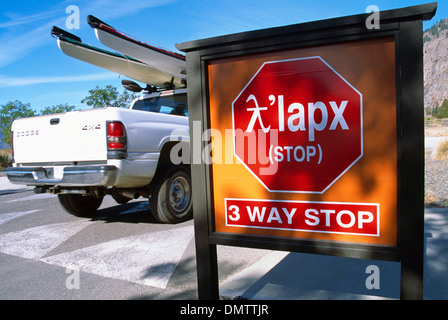 Panneau d'arrêt 3 voies bilingue dans Okanagan Indian et de l'anglais dans le sud de l'Okanagan, en Colombie-Britannique, British Columbia, Canada Banque D'Images