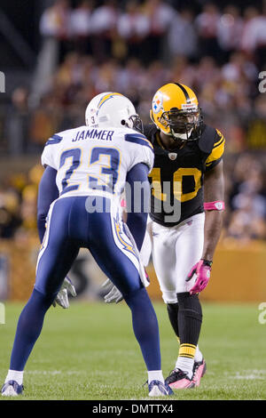 04 Octobre 2009 : Pittsburgh Steelers receveur Santonio Holmes (10) et San Diego Chargers Quentin évoluait Jammer (23) au cours de la NFL football match entre les Chargers de San Diego et Pittsburgh Steelers au Heinz Field de Pittsburgh, Pennsylvanie. Les Steelers défait les Chargers 38-28. (Crédit Image : © Frank Jansky/global/ZUMApress.com) Southcreek Banque D'Images