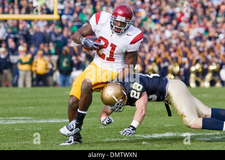 17 Octobre 2009 : USC Trojans Allen running back Bradford (21) s'exécute avec le football contre Notre Dame Fighting Irish Kyle McCarthy (28) au cours de la NCAA college football match entre l'USC Trojans et la Notre Dame Fighting Irish au stade Notre-dame dans Notre Dame, Indiana. Les Troyens battre les combats 34-27 irlandais..Crédit obligatoire : Frank Jansky / Southcreek (crédit global Banque D'Images