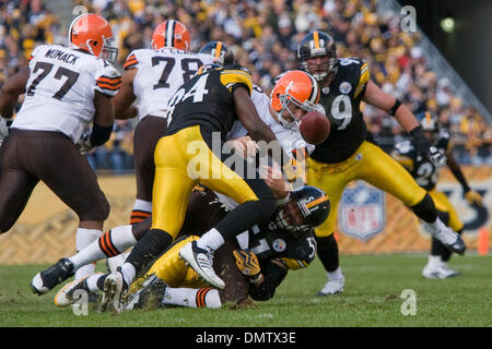 18 Octobre 2009 : Cleveland Browns quarterback Derek Anderson (3) le football comme il fumbles est saccagée par Pittsburgh Steelers James Farrior (51) et Lawrence Timmons (94) au cours de la NFL football match entre les Browns de Cleveland et Pittsburgh Steelers au Heinz Field de Pittsburgh, Pennsylvanie. Les Steelers défait les Browns 27-14. Crédit obligatoire - Frank Jansky / Sud Banque D'Images