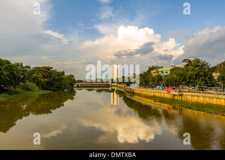 La rivière Ping à Chiang Mai city, Thailland Banque D'Images